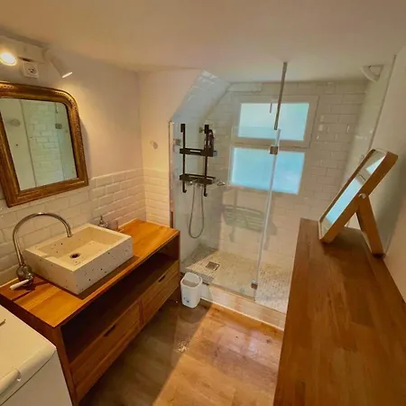 Large 2-room Air-conditioned With Terrace - Near Train Station Daire *