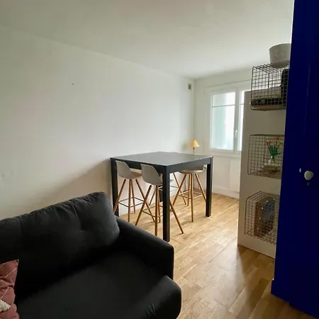 Large 2-room Air-conditioned With Terrace - Near Train Station Daire